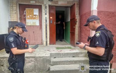 У Хмельницькому поранили поліцейського під час перевірки документів: нападника розшукують