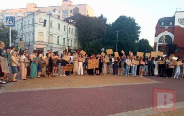 Біля «Дитячого світу» триває повторна акція проти відставки Федорова