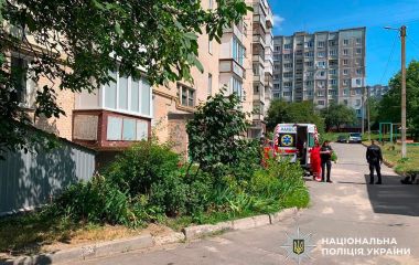 У Хмельницькому з 8 поверху будинку випав чоловік: він загинув