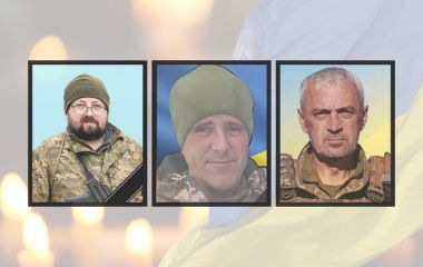 На щиті троє воїнів з Хмельниччини: Олександр Дзигман, Сергій Зозуля та Микола Макарчук