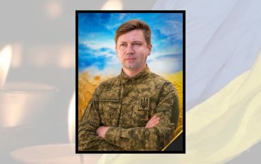 Поміняв пензель на зброю: в Хмельницькому попрощались із захисником Андрієм Томчишиним