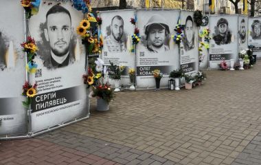 Куби з Героями на Проскурівській перемістять