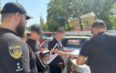 Обіцяли подвоїти перекази в TikTok: у Хмельницькому викрили «офіс» шахраїв