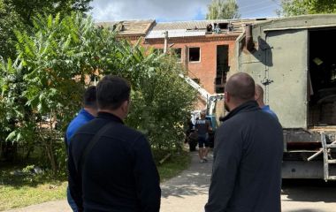 Атака на Хмельницький: на місці замінюють вікна і дах, постраждалим надають допомогу