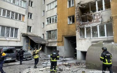 Біля будинку на Виставці впали уламки збитого БпЛА, — поліція