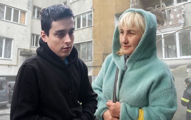 «Вибігали в шоковому стані»: мешканці пошкодженого внаслідок атаки будинку в Хмельницькому