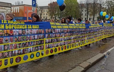 380-метровий стяг із портретами безвісти зниклих розгорнули на майдані у Хмельницькому