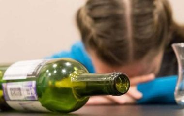 На Хмельниччині 35 дітей потрапили до лікарні через алкогольне отруєння: деталі