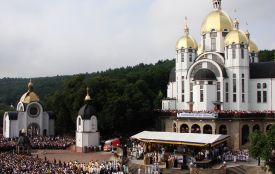 Хмельницькі віряни пішки йдуть до Зарваниці, де молитимуться за мир