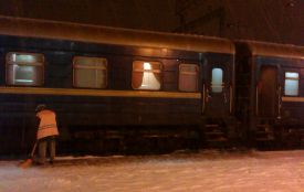 У Хмельницькому вночі чистять від снігу перон. А у вашому дворі прибирають? (ОБГОВОРЮЄМО)