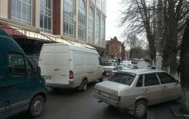 Фото дня: через непрацюючий світлофор по Грушевського великий затор