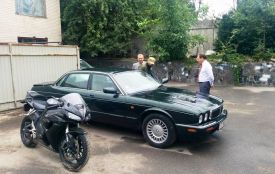 Хмельницькі управлінці передали на Схід контрабандні авто та мотоцикл