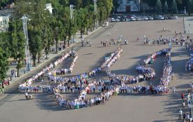 Хмельничани сформували на майдані велетенський  “вишиванковий” тризуб