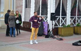 Відео дня: хмельничан на Проскурівській розважав віртуозний скрипаль