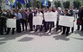 Під Хмельницькою облрадою - протест. Вимагають зниження тарифів та визнання бійців АТО