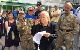 В хід пішли яйця: Хмельницькі активісти зірвали зібрання "тергромади"