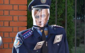 З опудалом і транспарантами: хмельницькі активісти пікетували обласне управління поліції