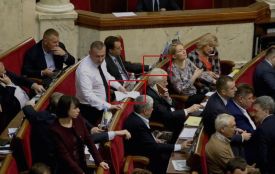 Прикрився папірцем: нардепи від Хмельниччини кнопкодавили у Верховній Раді (ВІДЕО)