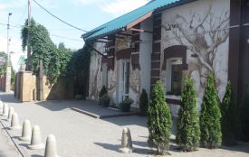 П’яна бійка в “Саду на Європейській”: 50-річному хмельничанину зламали руку, а його сину розбили ніс