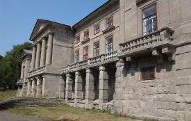 "Незнана Хмельниччина": палац Орловських та стародавній костел в Мукарові