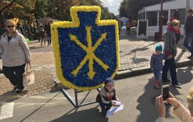 В центрі хмельничани можуть сфотографуватися біля квіткового герба
