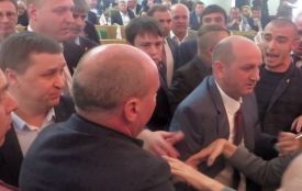 Скандал в Хмельницькій облраді: депутати штовхалися через російську мову (ВІДЕО)