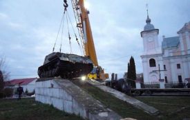 В Ізяславі демонтували танк із території палацу Сангушків