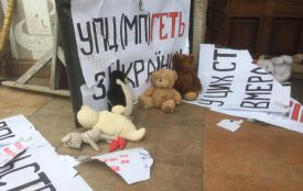 Бурлик із “Феніксом” підтримав акцію з іграшками, які несуть під церкви МП. Обійшлося без сутичок