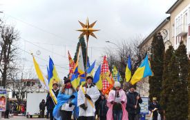 Вулицями Хмельницького пройшла театралізована католицька хода. Трьох Царів везли в кареті