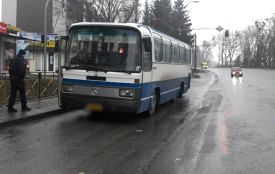 У Хмельницькому від рейсового автобуса відлетіло колесо і влучило в дівчину
