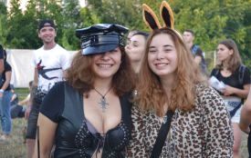 Яскраві дівчата на “Республіці”: з кольоровим волоссям і у відвертих костюмах
