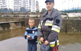 Дитина впала у фонтан в Нетішині. Хлопця діставали рятувальники