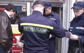 6 рятівників на 2 автомобілях гасили пожежу на хмельницькому речовому ринку
