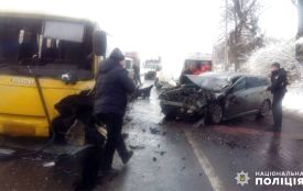 Рейсовий автобус “Вінниця-Хмельницький” зіткнувся з “Toyota”. Одна жінка в реанімації
