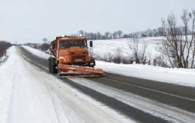 Бій з негодою триває: майже сотня спецмашин розчищають засніжені траси Хмельниччини