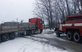Замети на дорозі: на Хмельниччині три автомобілі потрапили у снігову пастку