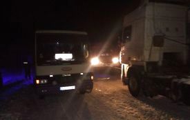 На Хмельниччині два автобуси з пасажирами та сім автівок застрягли у сніговому заторі