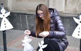 Хмельничани розвісили паперових янголів на честь Героїв Небесної Сотні