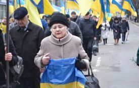 Жалобна хода, квіти та лампадки: хмельничани вшанували Героїв Небесної Сотні