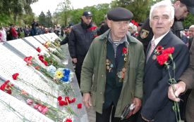 Десятки хмельничан прийшли на військове кладовище вшанувати загиблих у війні (ФОТО)