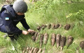 На Хмельниччині піротехніки знищили арсенал артилерійських снарядів