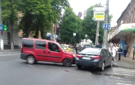 Біля поліклініки №1 зіткнулися «Fiat» та «Toyota» (ФОТО)