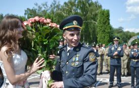 Хмельницький прикордонник подарував мегабукет та освідчився коханій на очах тисяч людей