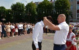 “Потрібно мати гарні відносини з вчителями”: хмельницькі випускники-медалісти щиро розповіли про навчання