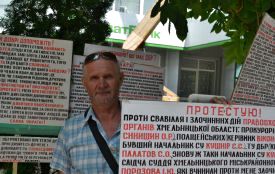 Називає поліцію монстрами і покидьками: чому в центрі Хмельницького протестує пенсіонер