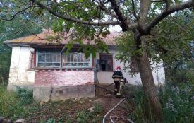 На Хмельниччині односельці врятували з палаючого будинку пенсіонерку