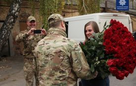 Хмельницький патрульний освідчився коханій після повернення зі Сходу (ВІДЕО)