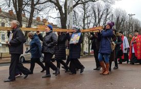 Із хрестом на спині: у Хмельницькому відбулася “Хода пам’яті”