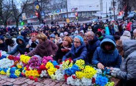 Сотні хмельничан поклали квіти до меморіалу Героям Небесної Сотні (ФОТО)