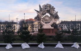 На майдані у Хмельницькому виставили ялинки та готуються до ярмарку (ФОТО)